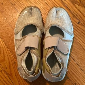 rare nike air rift size 7 beige tan velcro mary janes